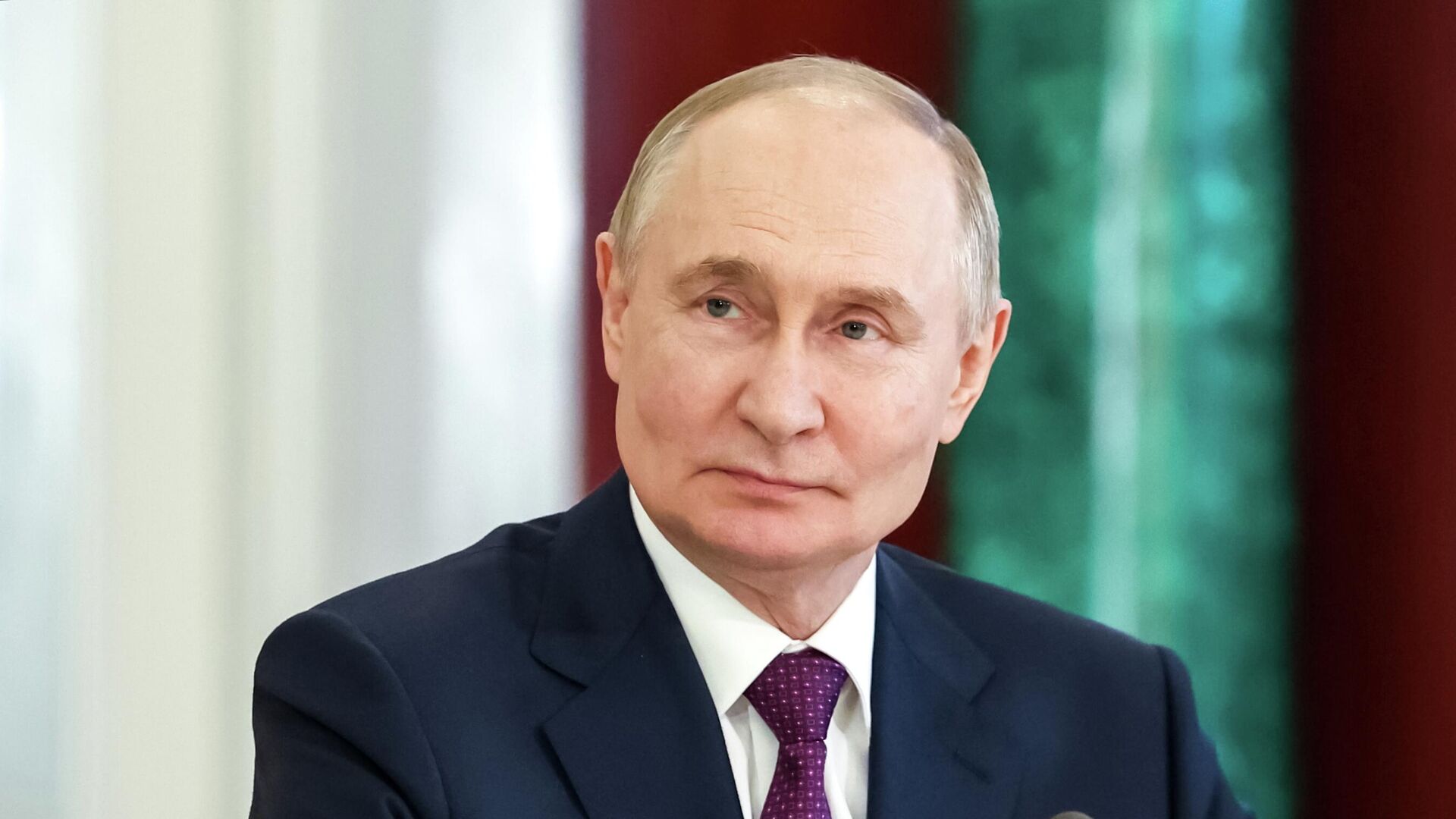 Путин призвал обеспечить достойный уровень оплаты труда учителей